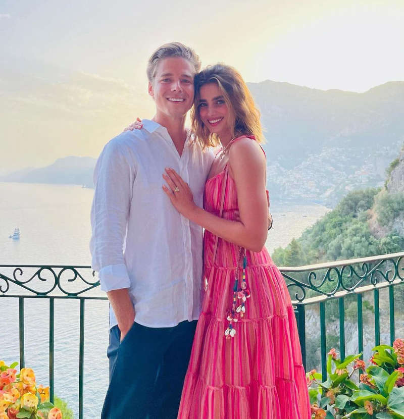 Dreamy engagement pictures of Taylor Hill and Daniel Fryer will melt your heart!