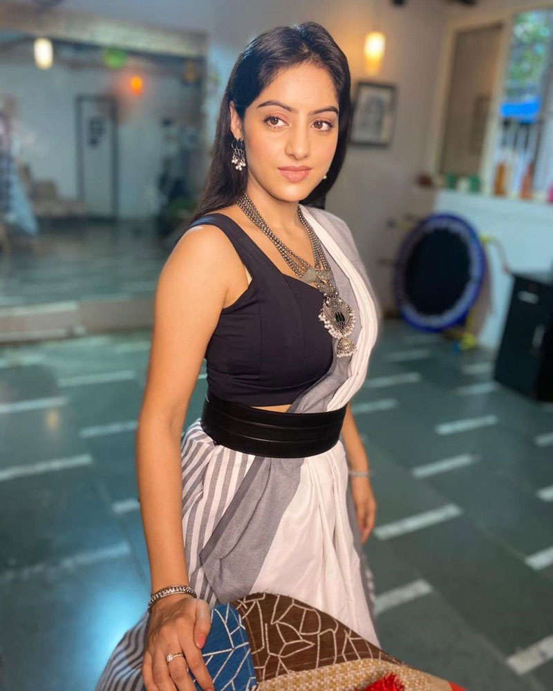 Diya Aur Baati Hum Fame Deepika Singh Is Making Heads Turn With Her Glamorous Pictures Photogallery Etimes