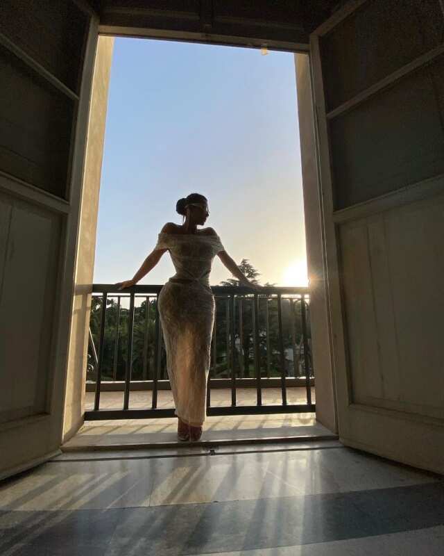 captivates fans with her alluring pictures captivates fans with her alluring pictures