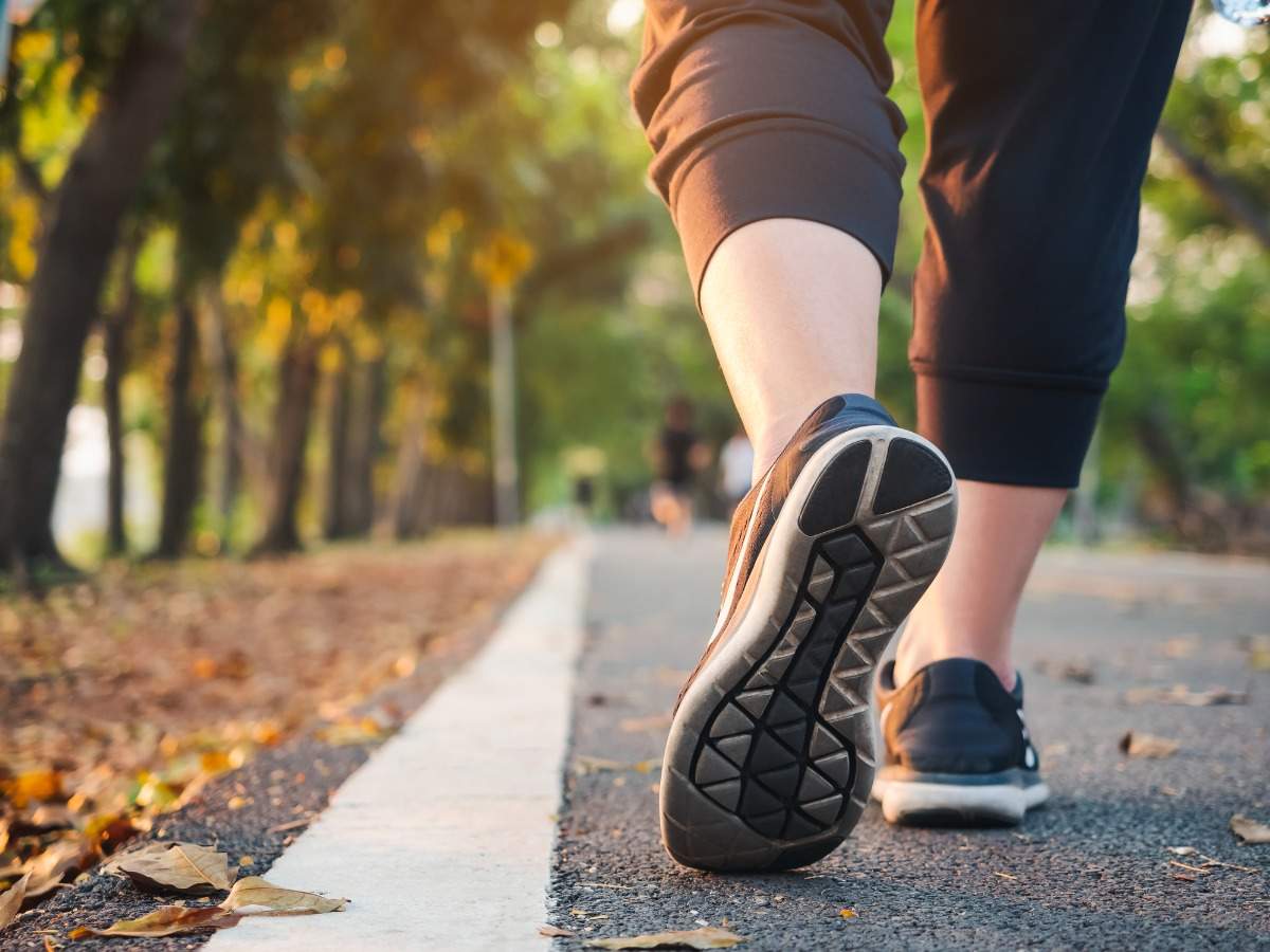 Benefits of walking after Meals: Why a 10-minute walk after eating meals is  important