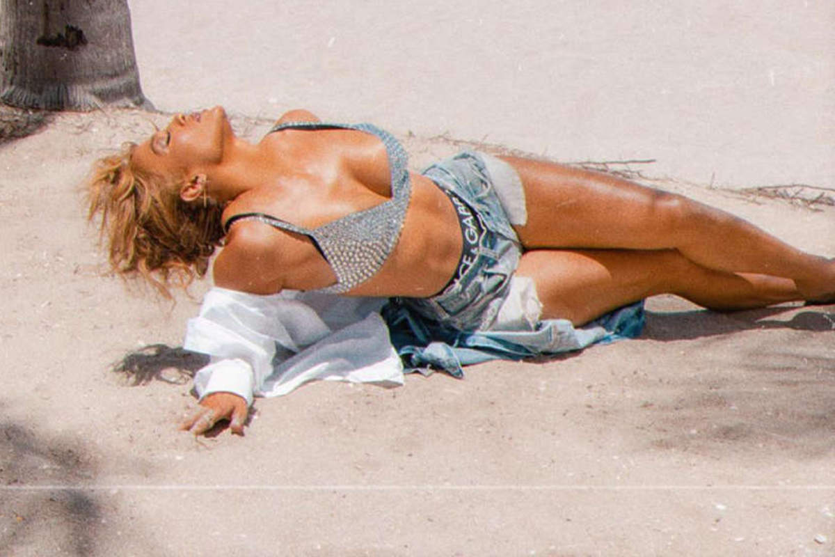 Singer Jennifer Lopez steams up the cyberspace with her bewitching pictures