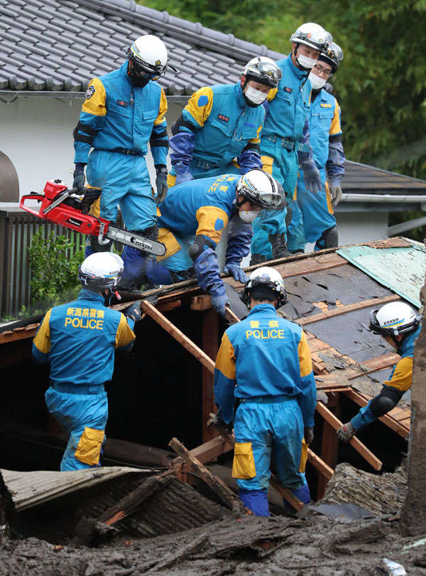 These pictures show the destruction caused by landslide in Japan