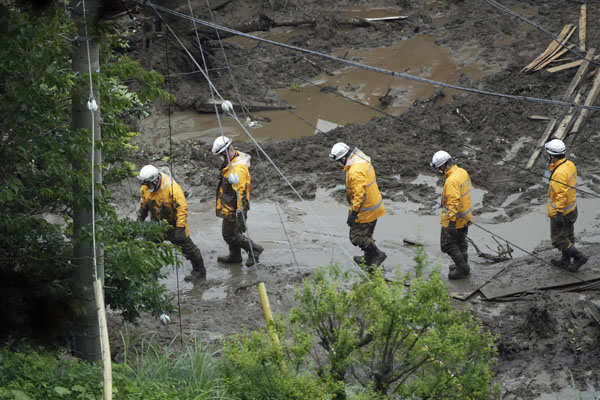 These pictures show the destruction caused by landslide in Japan