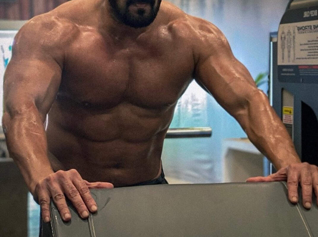 Can you guess the six pack abs of the six bolly celebs?