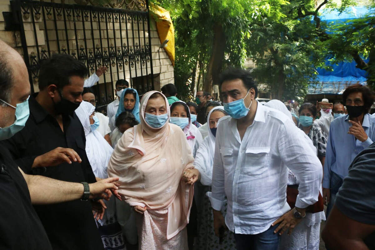 Dilip Kumar’s funeral: Teary-eyed Saira Banu, SRK, Ranbir Kapoor & other stars pay their last respects