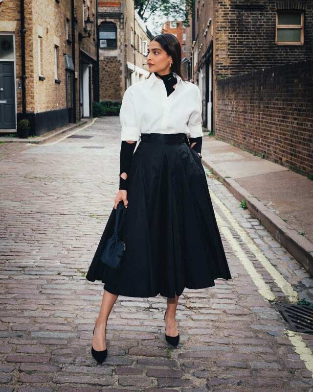 Sonam Kapoor's vintage Notting Hill moment wows the internet, see enthralling photos