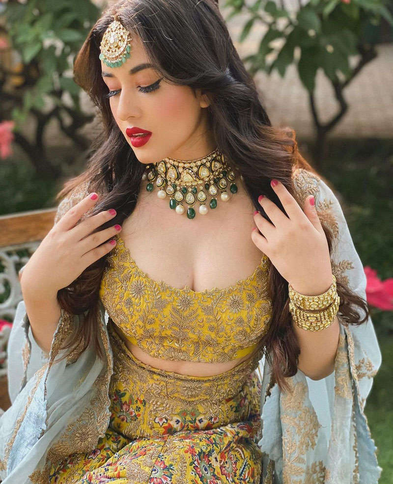 Glamorous pictures of Nepali beauty Aditi Budhathoki are too good to miss!