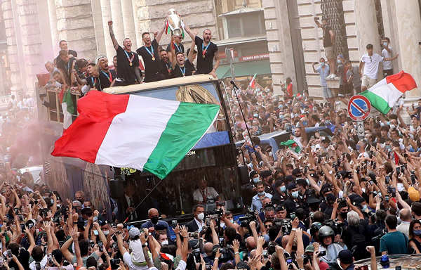 Photos: Italy celebrates Euro win with parade