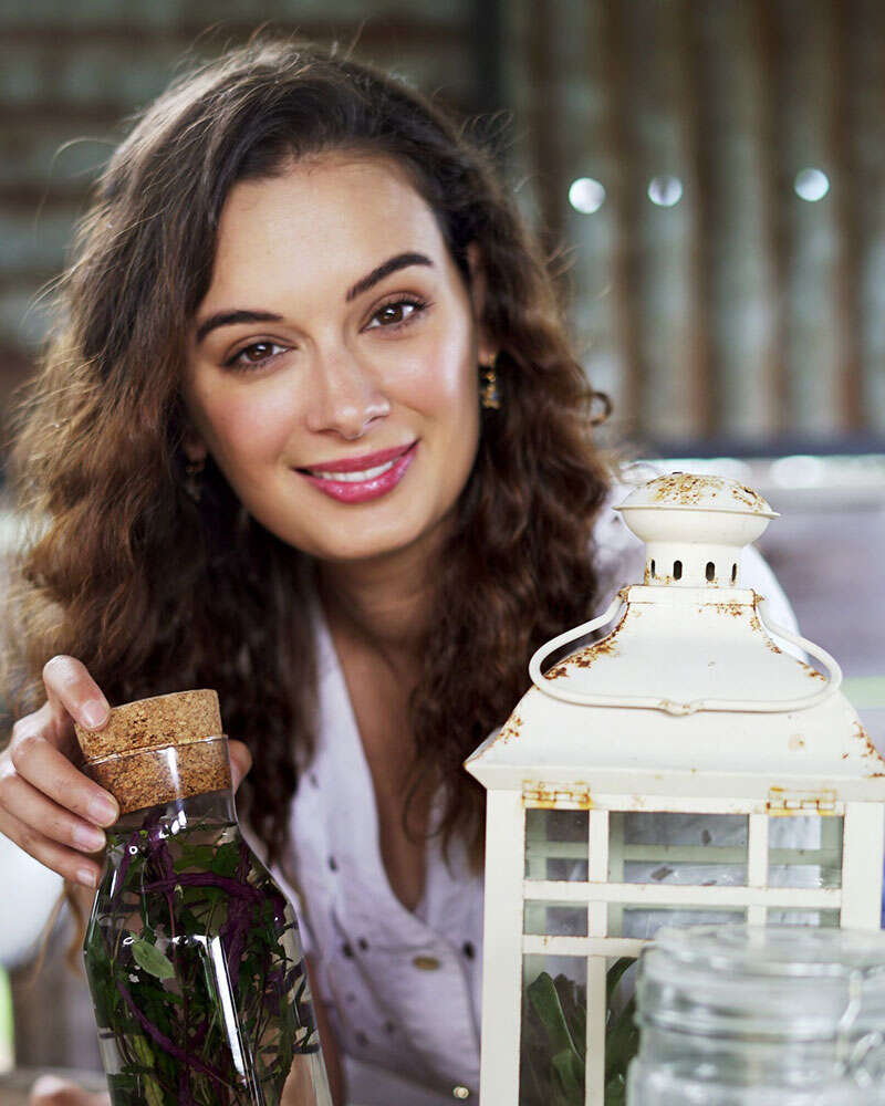 Soon-to-be mommy Evelyn Sharma​ flaunts her baby bump