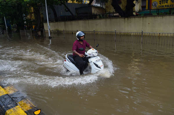 Heavy rain causes waterlogging in Mumbai
