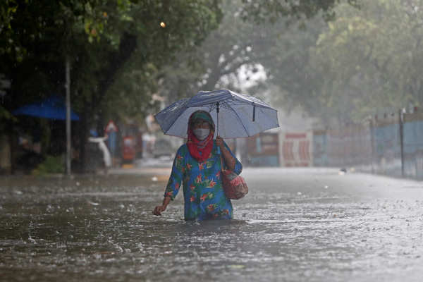 Heavy rain causes waterlogging in Mumbai