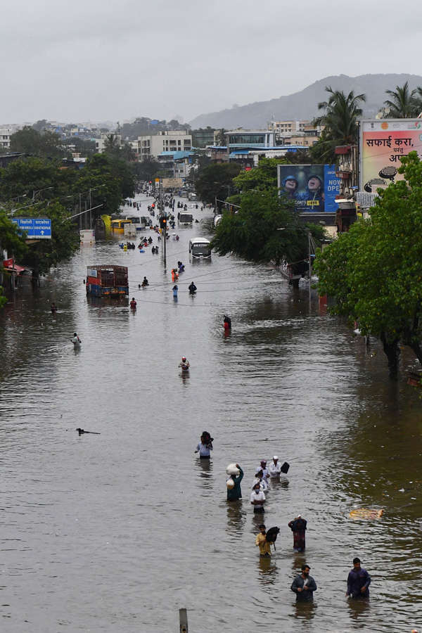 Heavy rain causes waterlogging in Mumbai