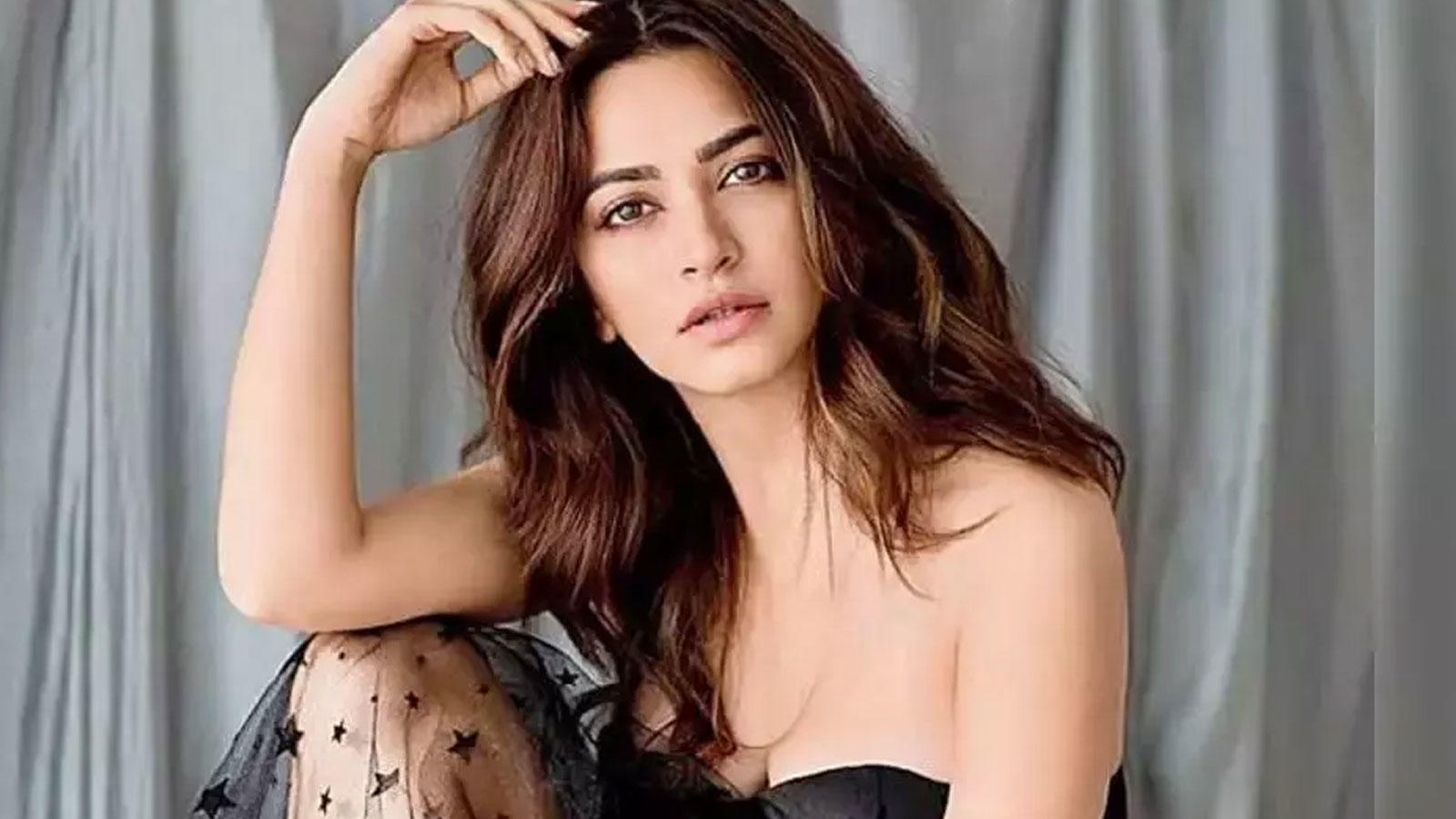 1600px x 900px - Kriti Kharbanda recalls an incident when she took a man's phone for  clicking her pictures without consent | Hindi Movie News - Bollywood -  Times of India