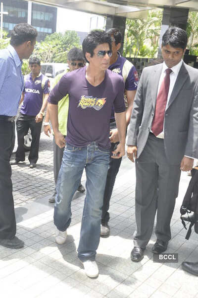 SRK spotted in KKR-shirt