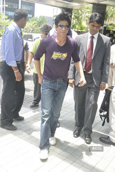 SRK spotted in KKR-shirt