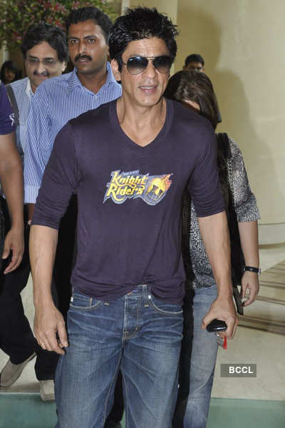 SRK spotted in KKR-shirt