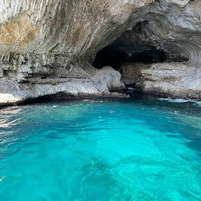 Nargis Fakhri & beau Justin Santos are painting the town red with their lovely vacation pictures