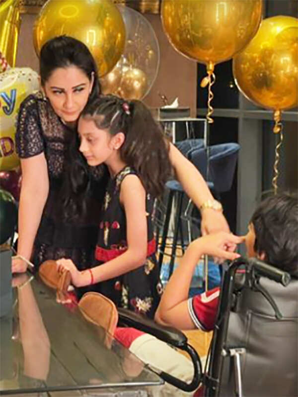 Lovely pictures from Maanayata's birthday celebration with kids go viral