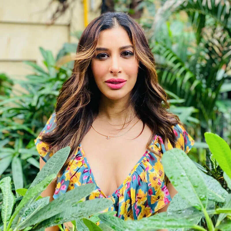 Bewitching pictures from Sophie Choudry's vacation will make you pack your bags!