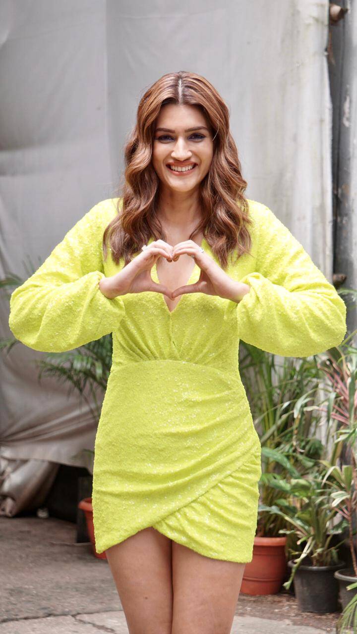 Kriti Sanon Birthday Girl Kriti Sanon Stuns In A Neon Dress As She Cuts The Cake With Media