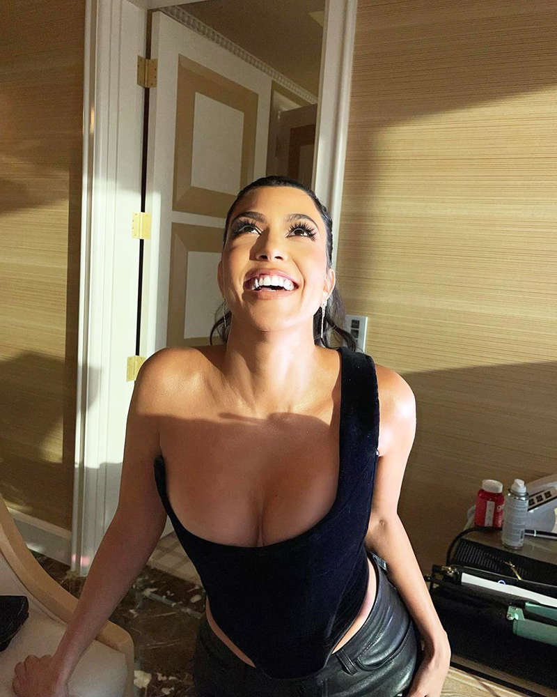 Kourtney Kardashian은 매혹적인 사진으로 온도를 높입니다.