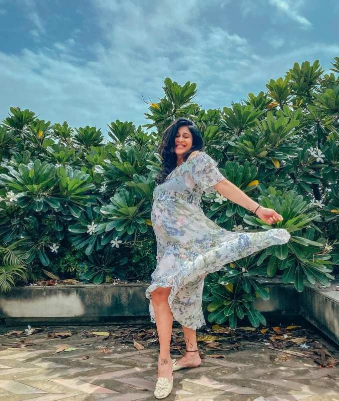Soon-to-be-mommy Kishwer Merchantt flaunts her baby bump, shares her pregnancy journey