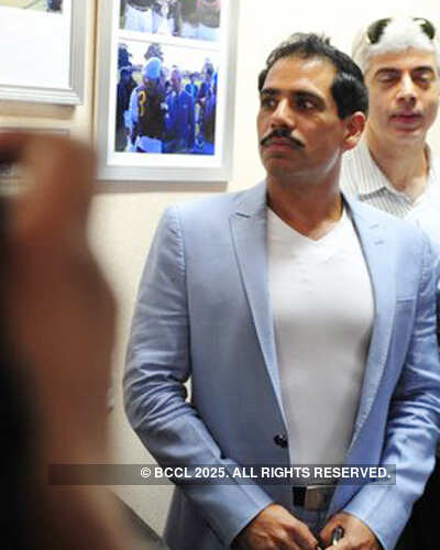Yuvi, Robert Vadra spotted in Delhi