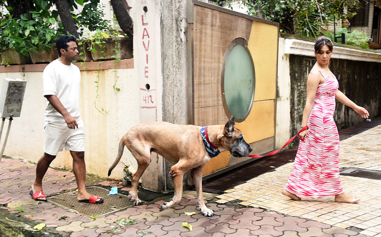 Kim Sharma & Leander Paes trolled for their pictures of strolling hand-in-hand without wearing masks
