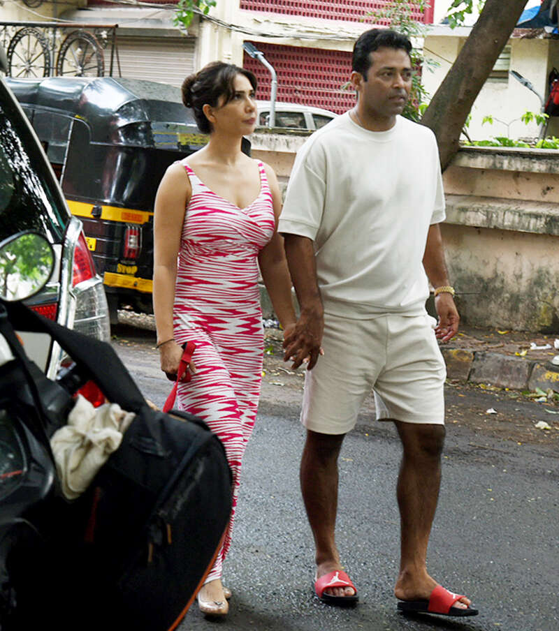 Kim Sharma & Leander Paes trolled for their pictures of strolling hand-in-hand without wearing masks