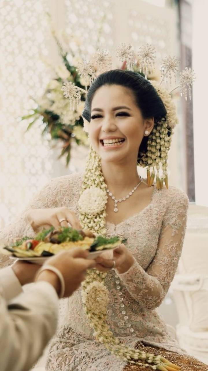 modern indonesian wedding dress