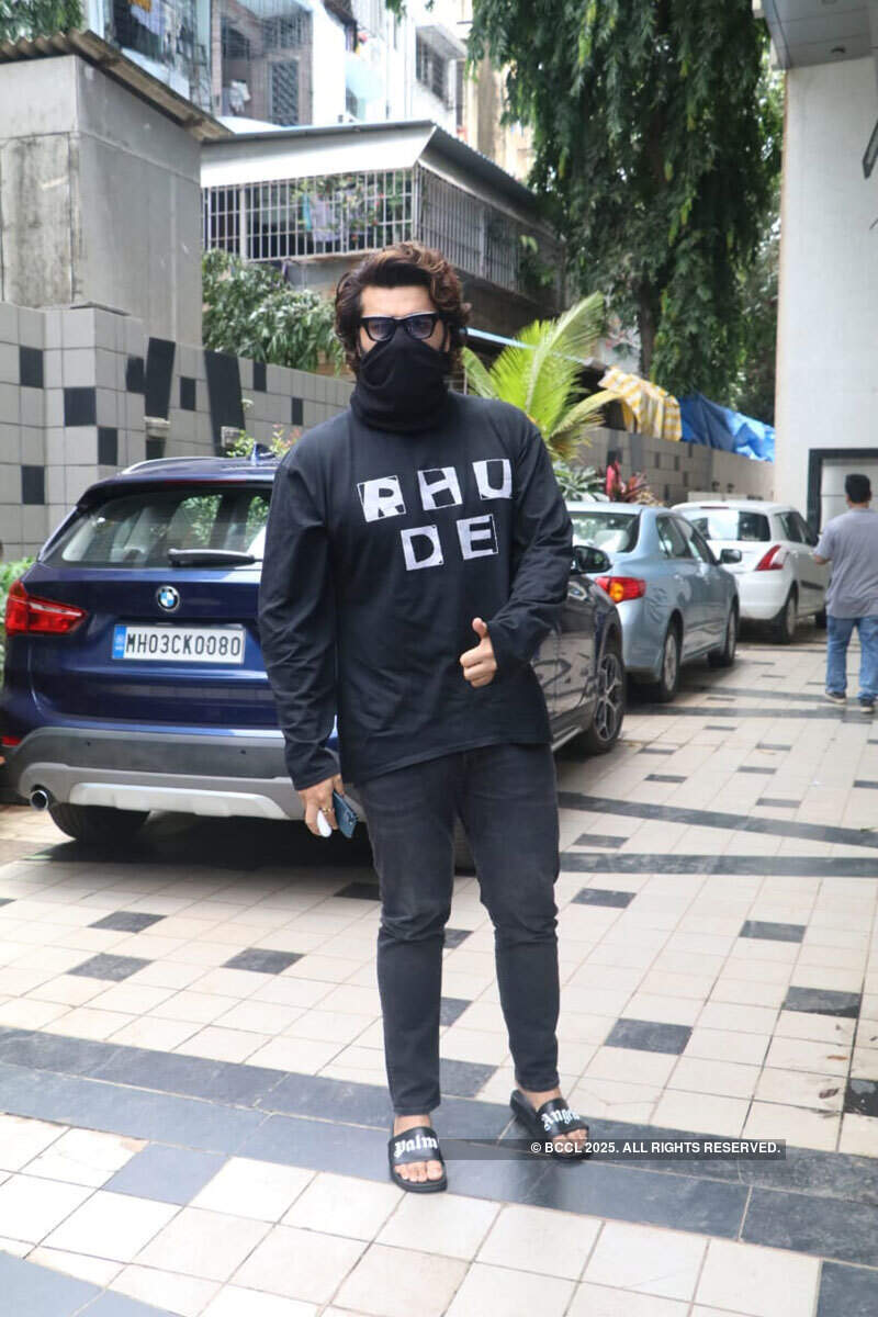 #ETimesSnapped: Paparazzi pictures of your favourite celebs