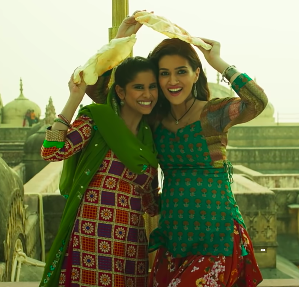 Did you know Kriti Sanon lost 15 kg after shooting 'Mimi', take a look at movie stills