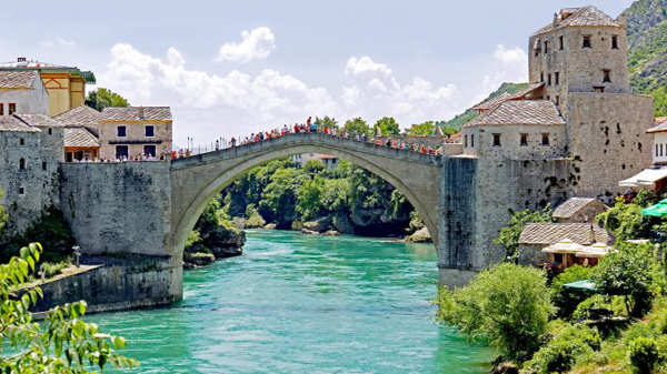 These 20 pictures of world's most unique bridges will blow your mind