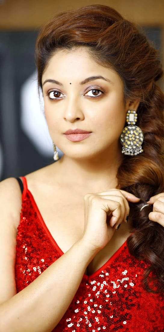 Tanushree Dutta turns up the glam quotient in a red shimmery sequin ...