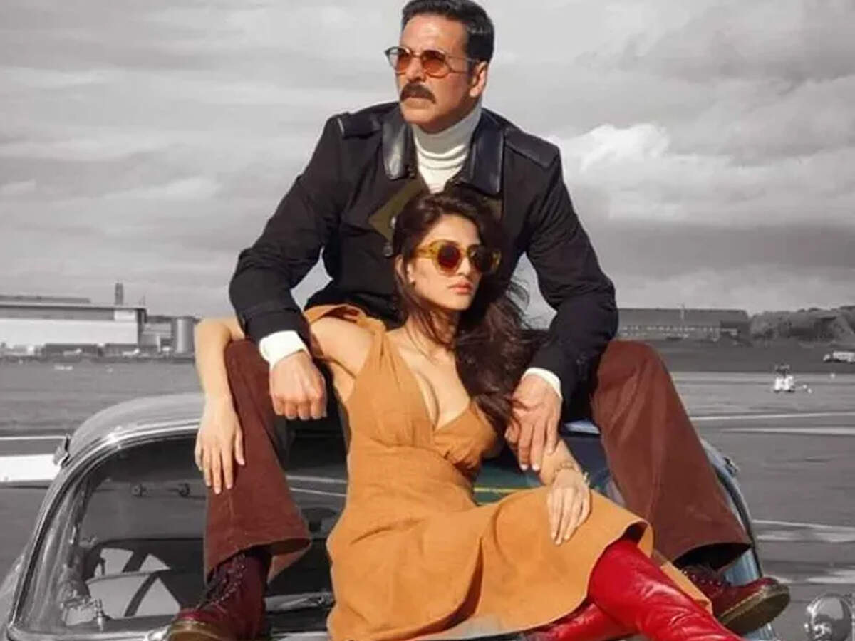 bell bottom: akshay kumar