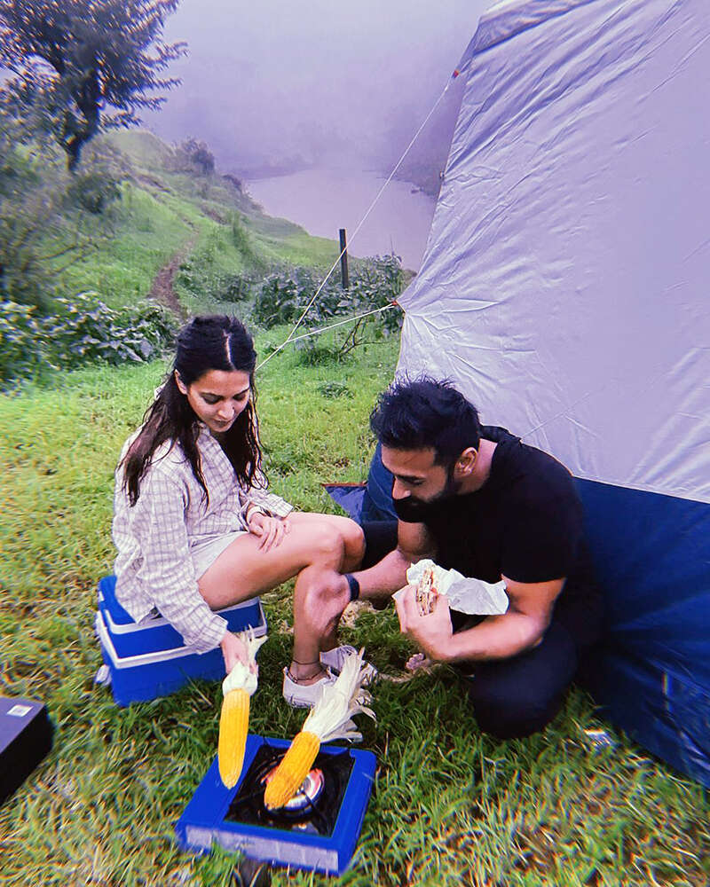 New kissing picture of Pulkit Samrat & ladylove Kriti Kharbanda takes the internet by storm