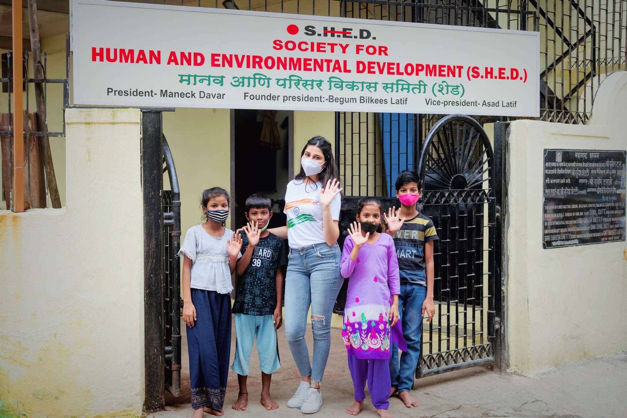 Pictures of Mishika Chourasia celebrating Independence Day with children