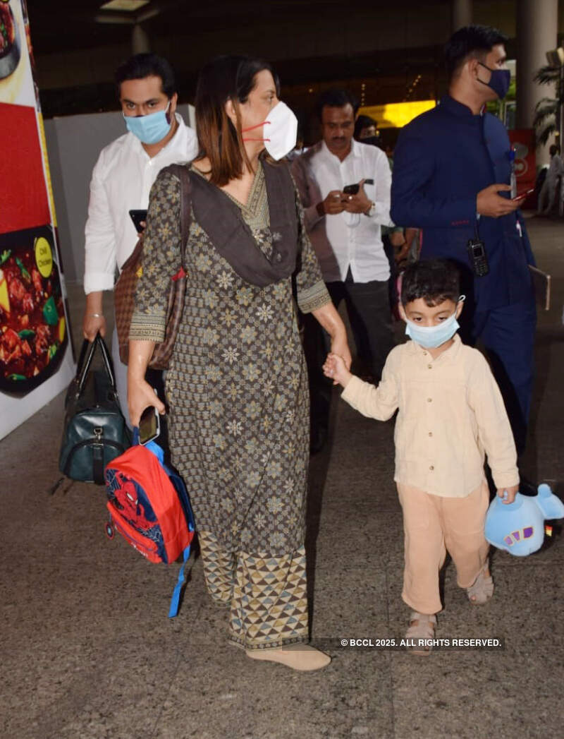 #ETimesSnapped: From Kangana Ranaut to Kriti Sanon, paparazzi pictures of your favourite celebs