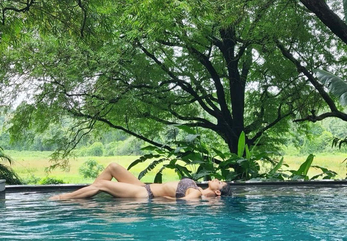 Netizens go gaga as Mouni Roy shares breathtaking sun-soaked pictures from the beach