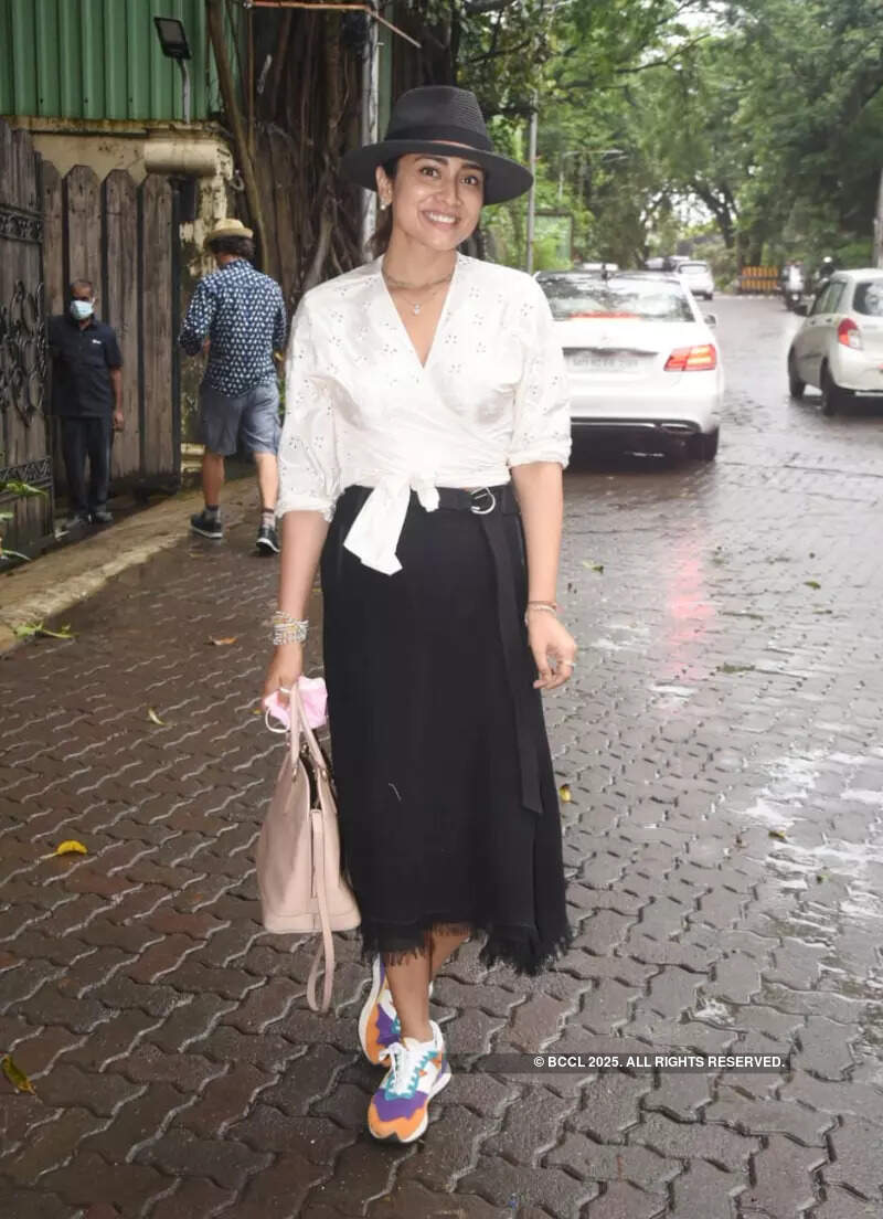 #ETimesSnapped: From Shriya Saran to Janhvi Kapoor, paparazzi pictures of your favourite celebs