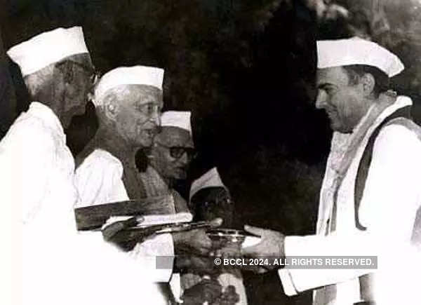 Rajiv Gandhi presents memento to Dandi marchers of 1930 on March 12 ...