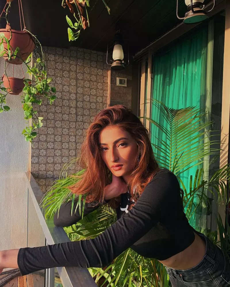 Palak Tiwari shares sun-kissed pictures in purple crop top and printed pants