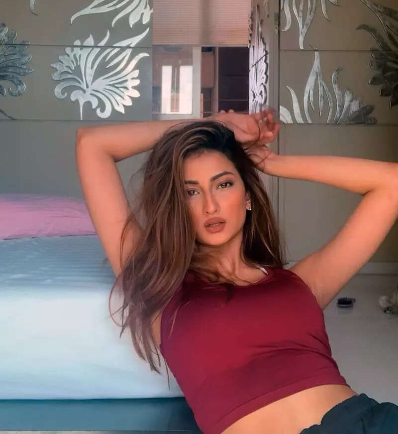 Palak Tiwari shares sun-kissed pictures in purple crop top and printed pants