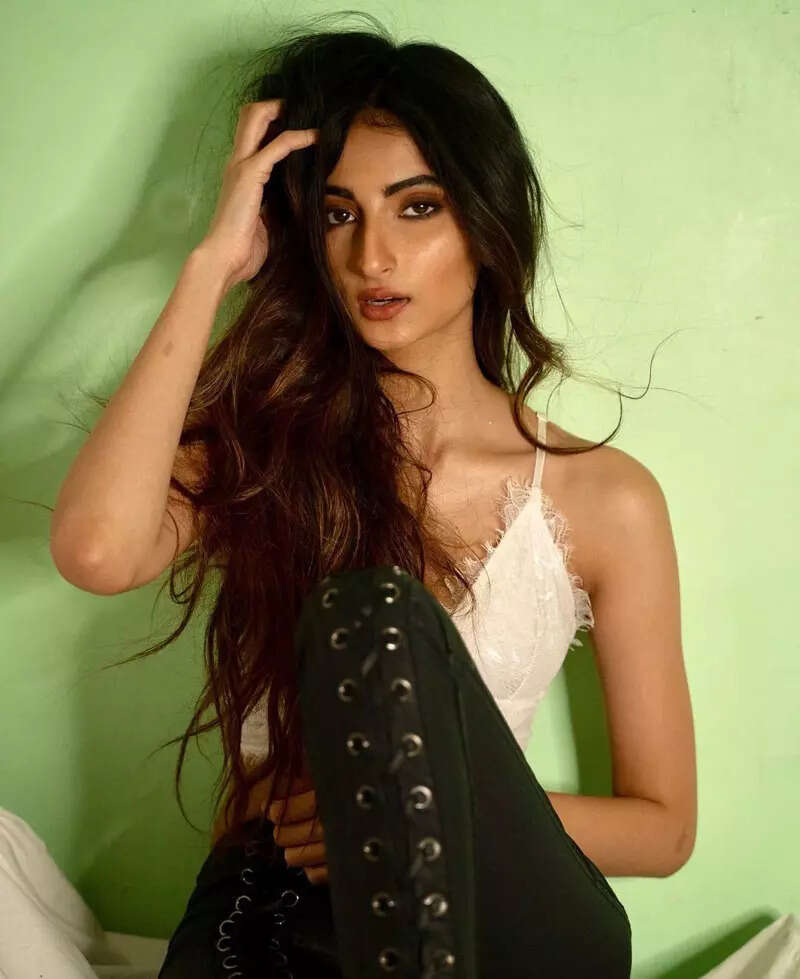 Palak Tiwari shares sun-kissed pictures in purple crop top and printed pants