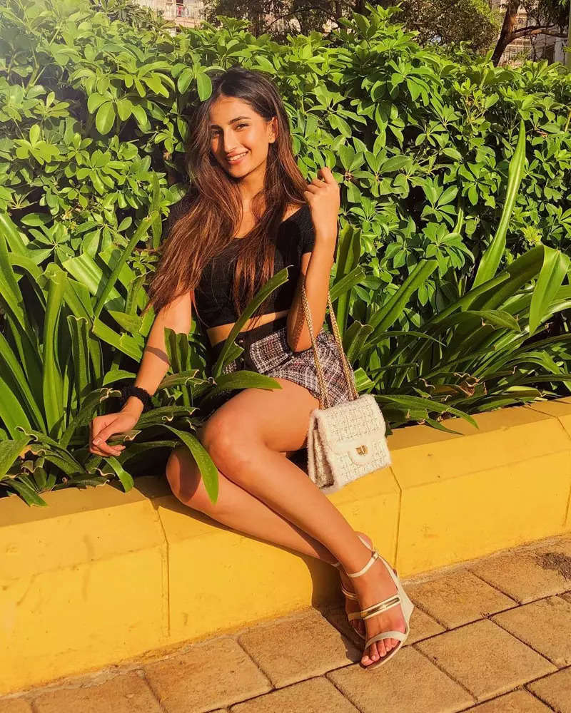 Palak Tiwari shares sun-kissed pictures in purple crop top and printed pants