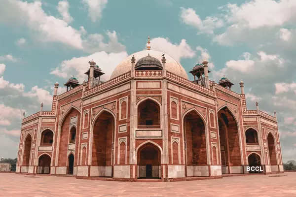 Khayr al-Manazil, New DelhiLocated in New Delhi, the Khayr al-Manazil  Masjid was built by Maham Anga, Akbar's wet nurse in 1561 - Photogallery