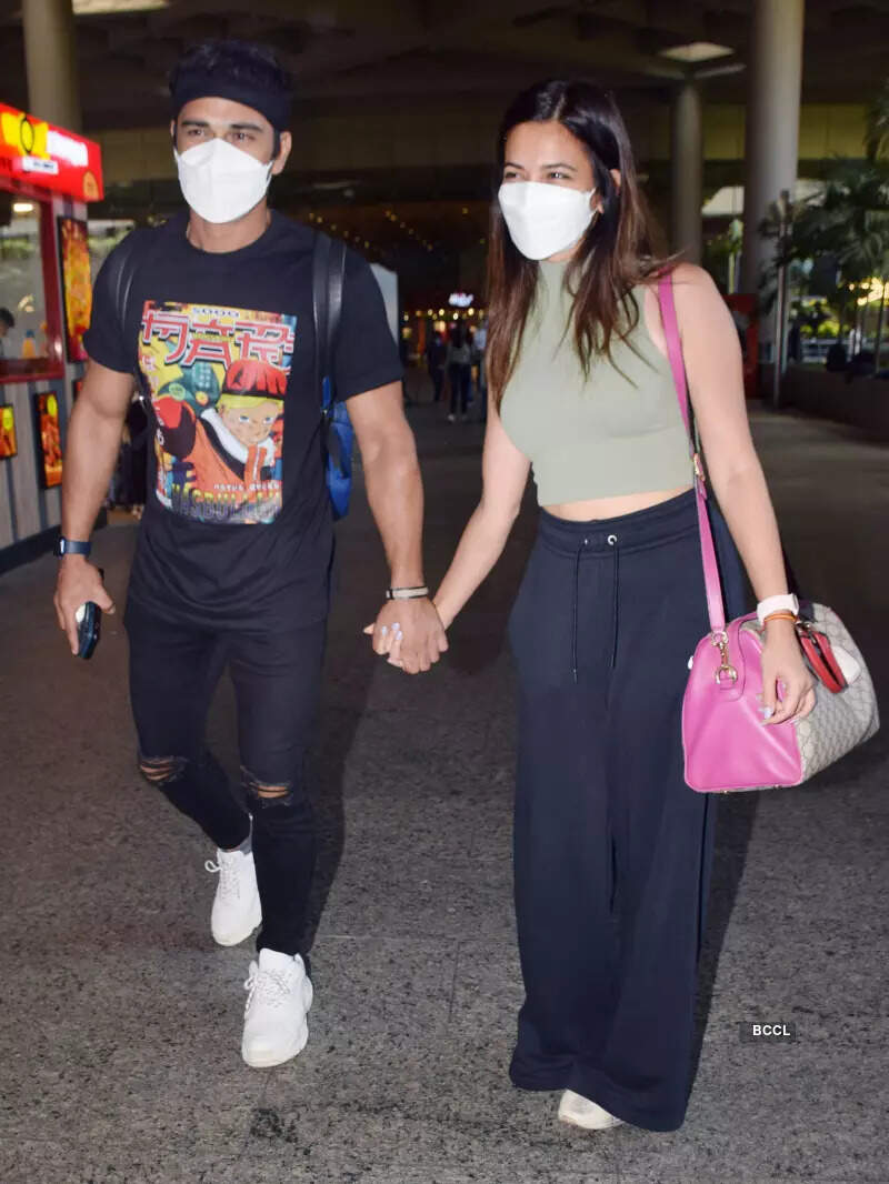 #ETimesSnapped: From Sonam Kapoor to Kriti-Pulkit, paparazzi pictures of your favourite celebs