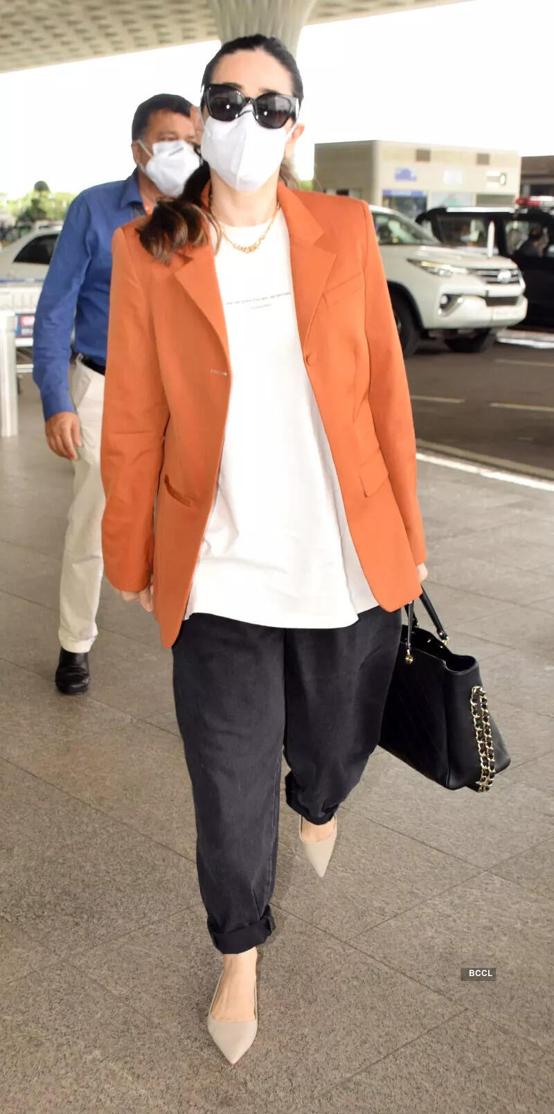 #ETimesSnapped: From Sara-Radhika to Karisma Kapoor, paparazzi pictures of your favourite celebs