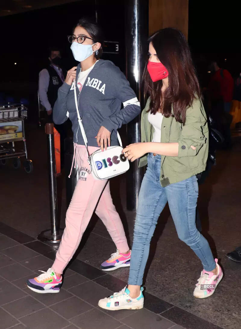 #ETimesSnapped: From Sara-Radhika to Karisma Kapoor, paparazzi pictures of your favourite celebs