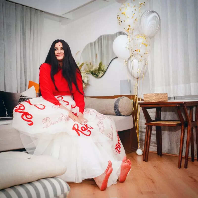 Newly-wed Rhea Kapoor flaunts her alta-decorated feet in these new after-wedding party pictures